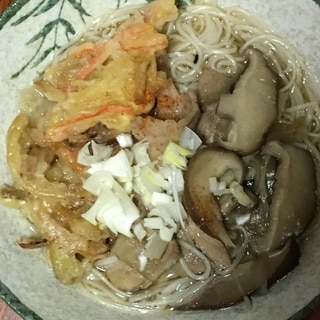 豚バラ、椎茸、ごぼう、かき揚げ、ネギの温素麺